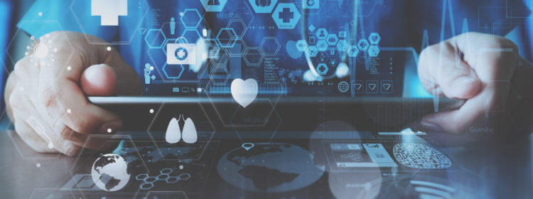 Foto von zwei Händen, die ein Tablet mit medizinischen und wissenschaftlichen Piktogrammen halten