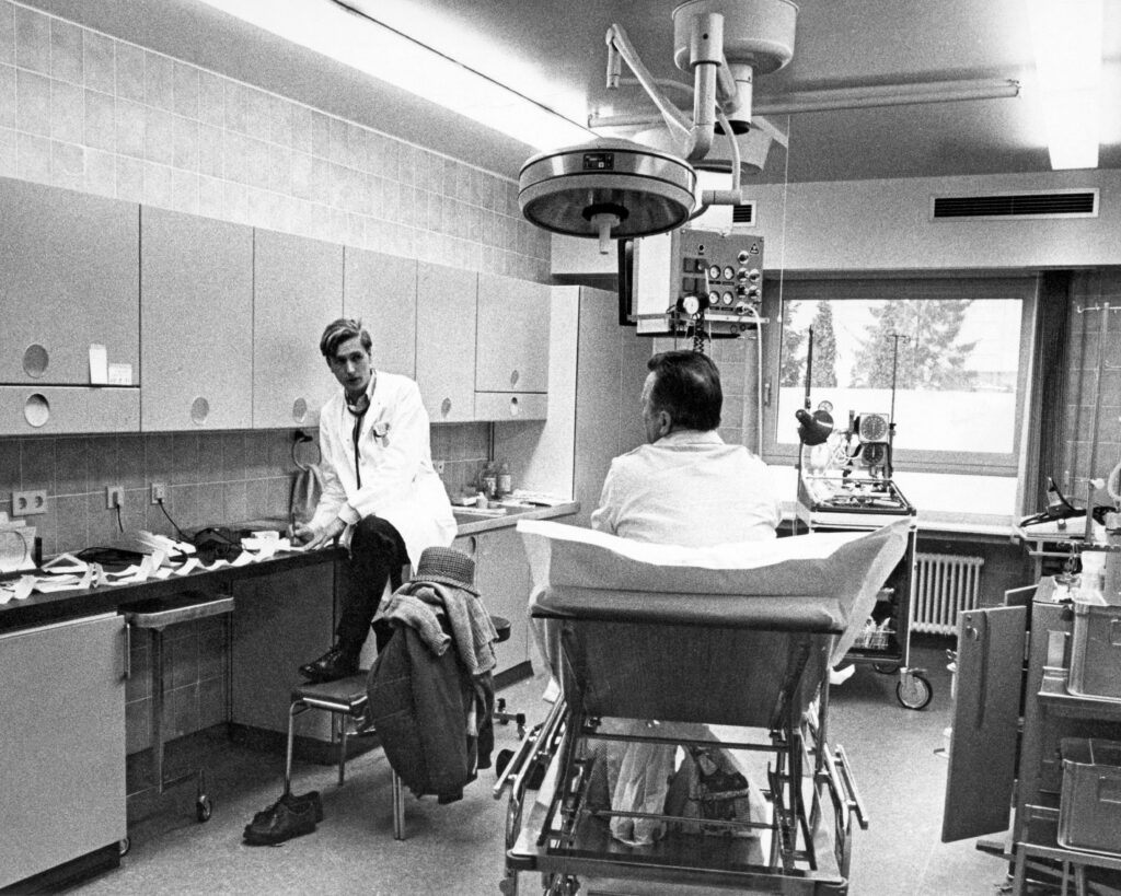 Photo de la polyclinique où les patients ont été traités dans des espaces individuels. Y étaient réalisées les petites interventions chirurgicales et les réalisations de plâtres. C’était aussi le lieu d’arrivée des ambulances (accidents et transports de malades). Toutes les 5 cliniques de la Ville de Luxembourg assuraient les urgences en alternance et accueillaient les patients. Si c'était possible, on traitait les patients en ambulatoire pour qu’ils puissent rentrer chez eux directement après.